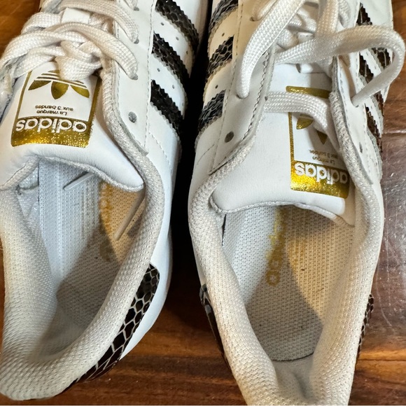 Adidas superstar women’s size 6 white, black & gold snake print. - Picture 7 of 7